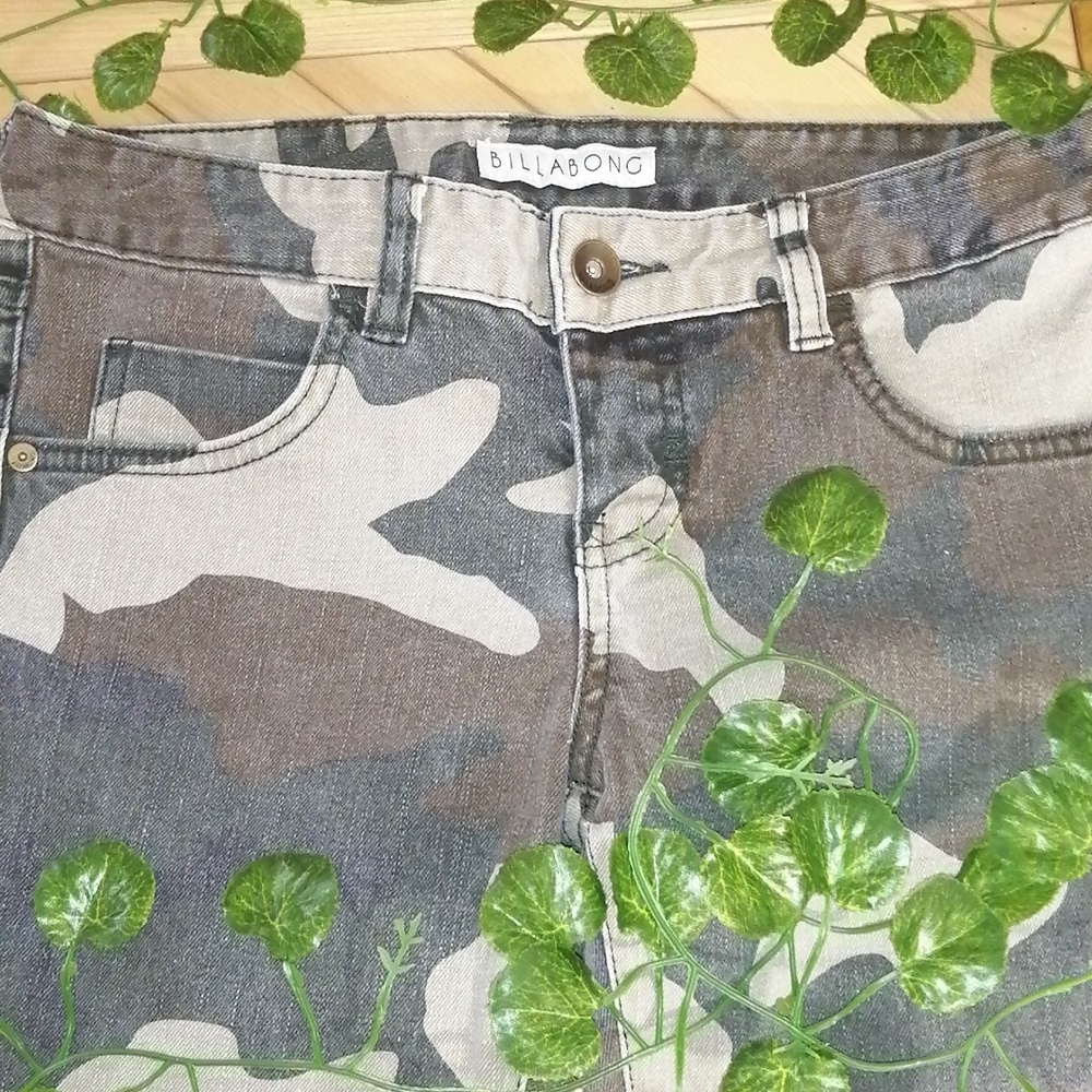 BILLABONG  CAMO JEANS SIZE 27